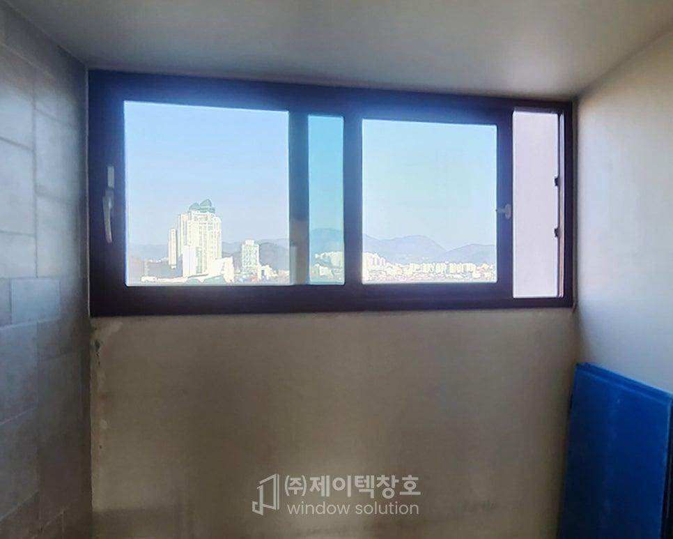 그레이와 화이트 타일로 마감된 깔끔한 창가 공간