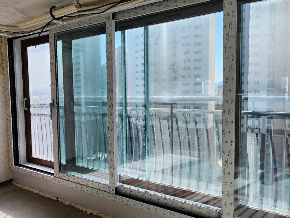 설치된 프레임과 유리 패널의 근접 샷