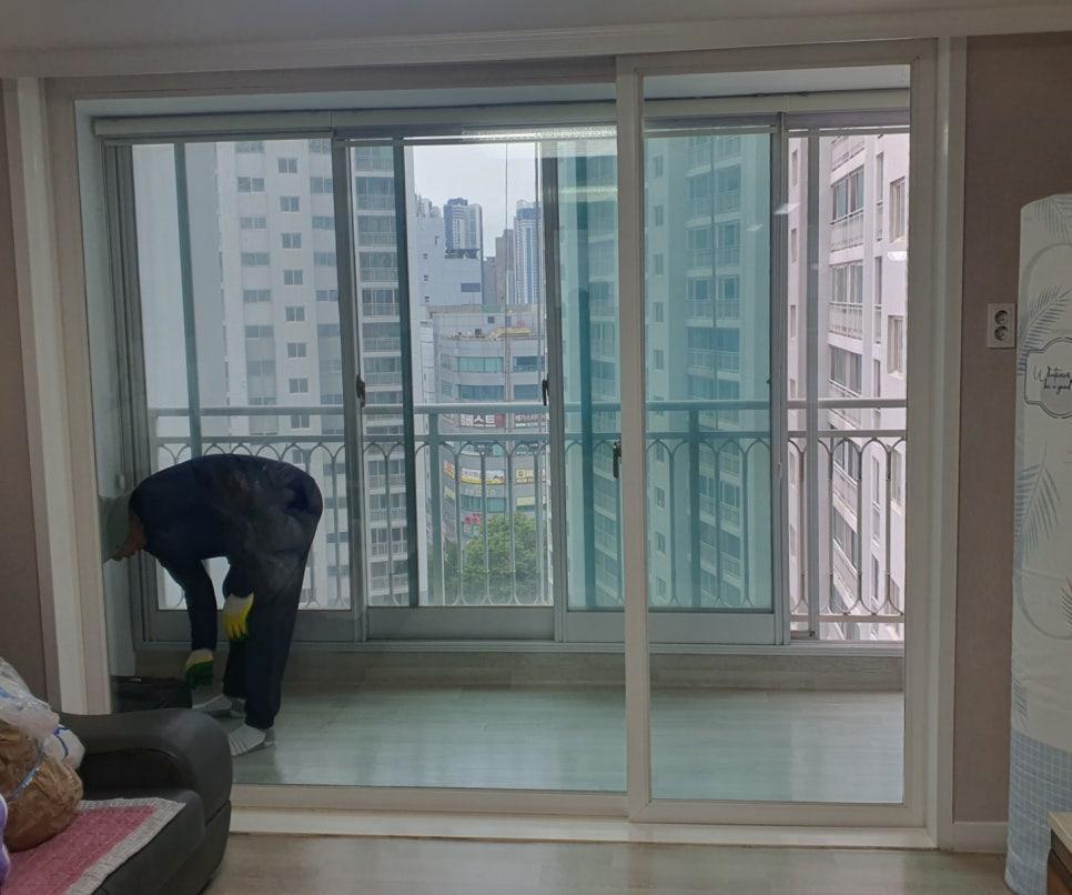 외부 건물 풍경과 함께 진행되는 최종 점검