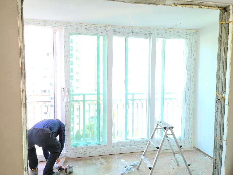 창 레일 프레임 주변의 정리 작업 과정