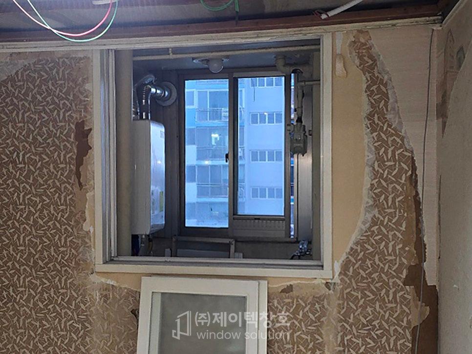 기존 노후된 샷시를 철거하던 순간