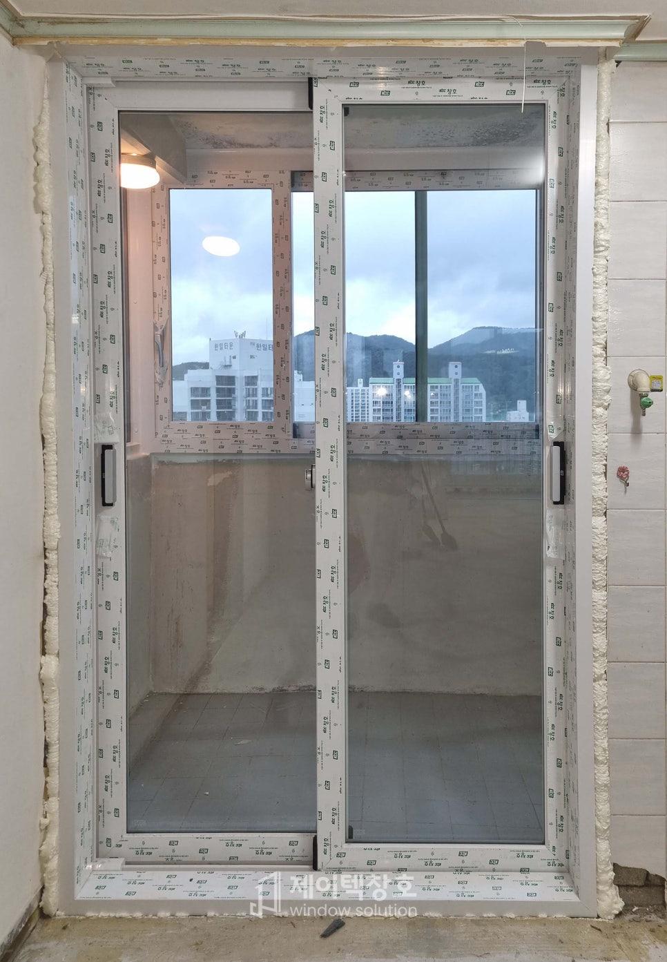 벽면에 발포재가 부착된 창호 시공 과정