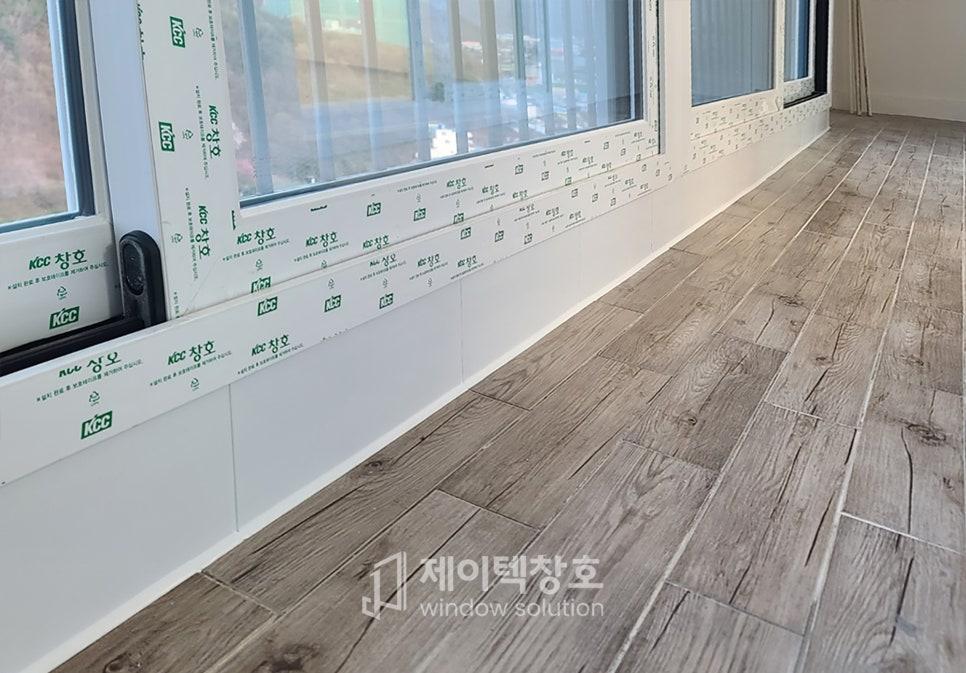KCC 라벨이 부착된 창호 프레임과 목재 패턴 타일 바닥