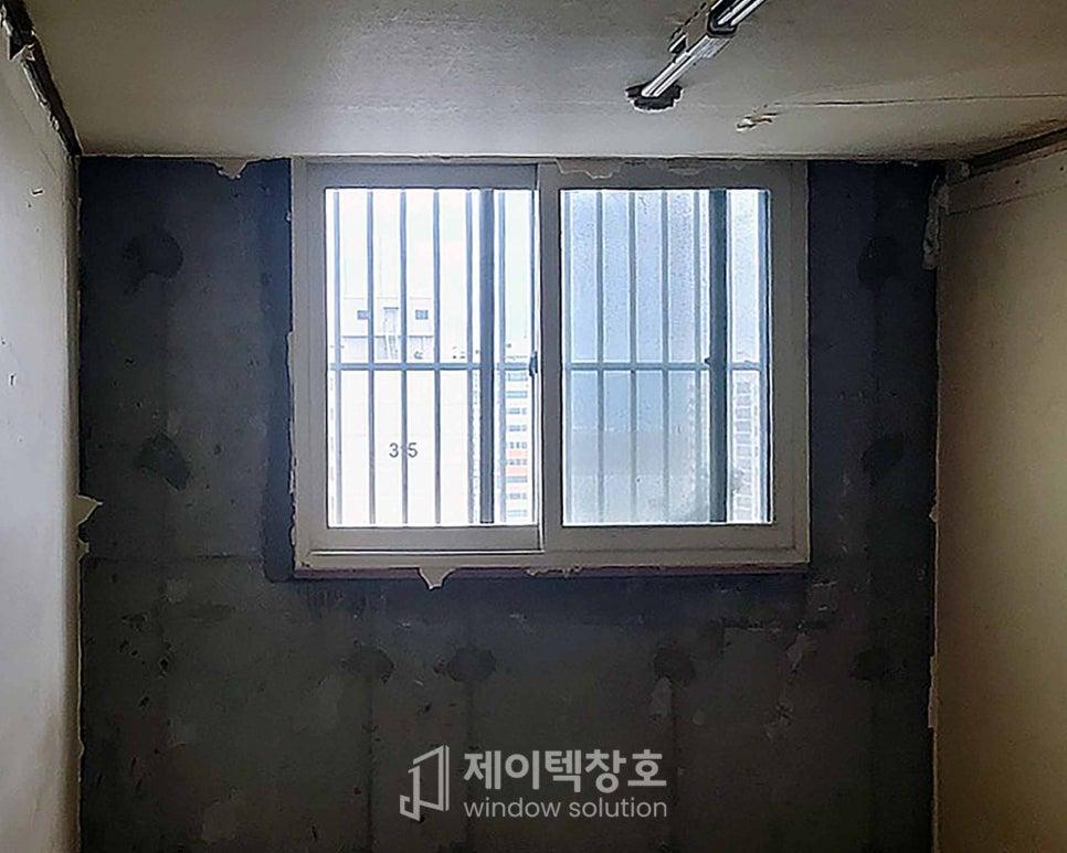 천장 전선이 노출된 공사 중인 벽면의 모습