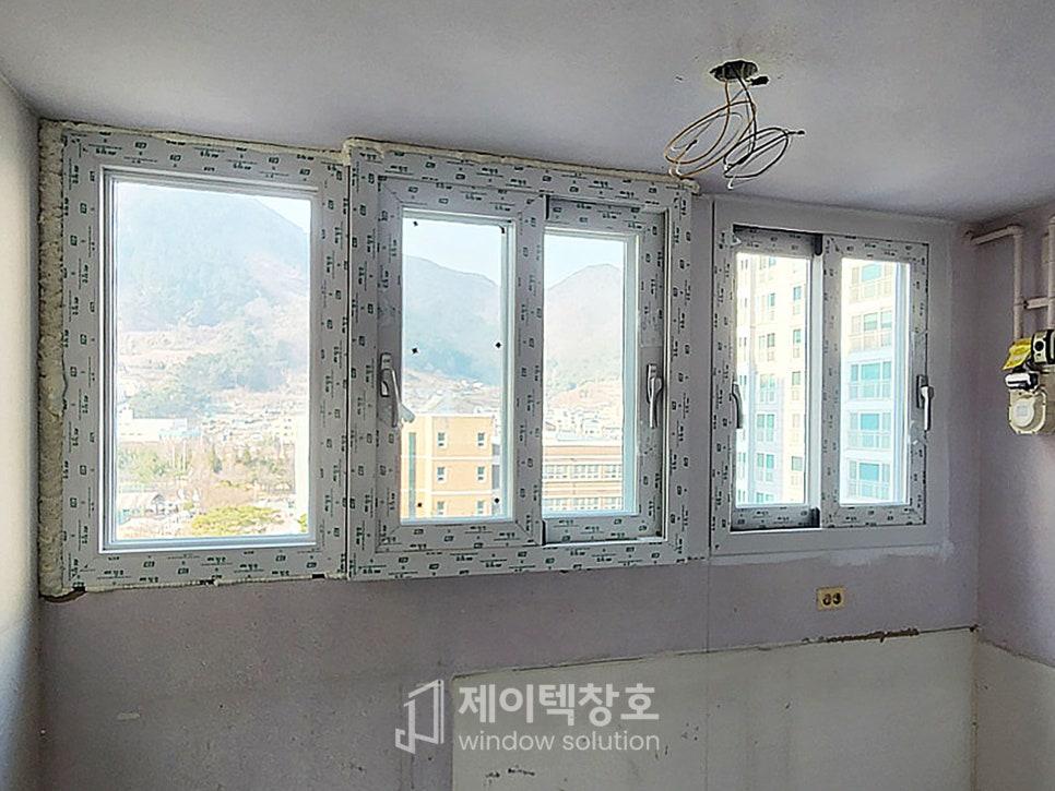 천장 전선이 노출된 상태로 여러 개 설치된 창호들