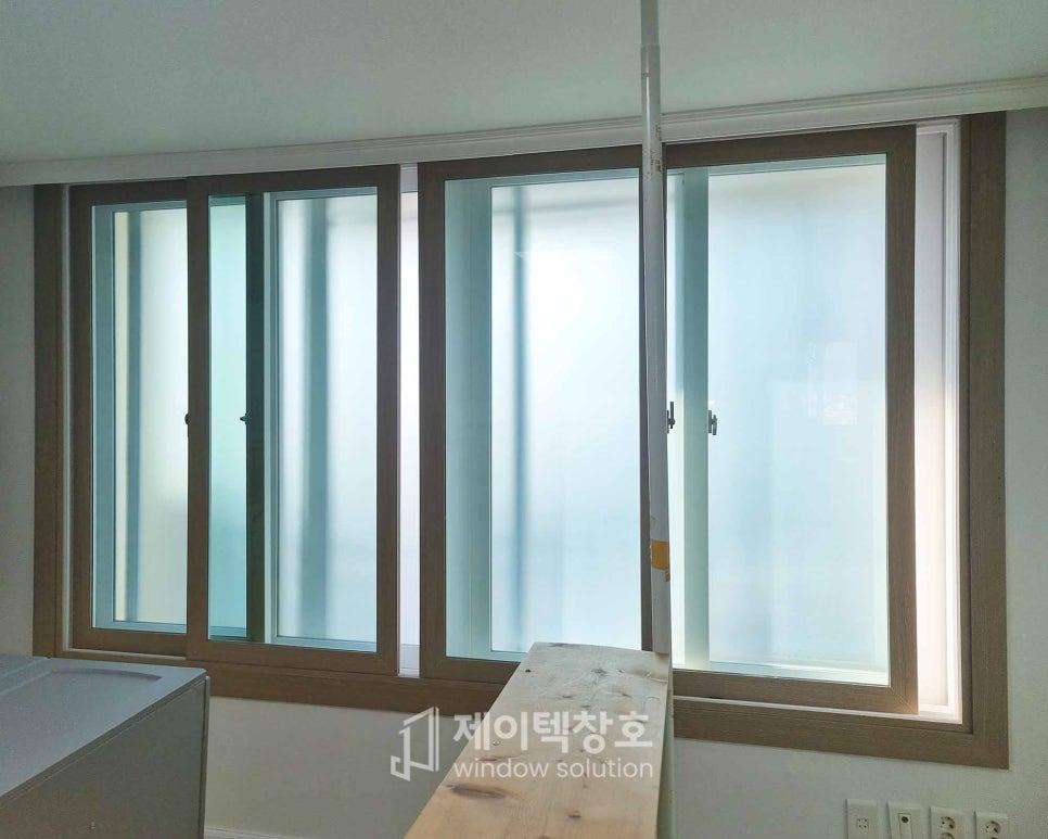 벽면에 설치된 창호와 주변 마감 상태