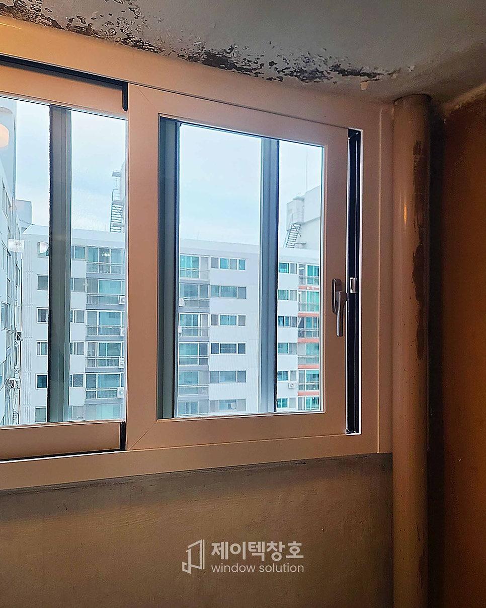 프레임 주변의 천장 마감이 불완전한 시공 과정