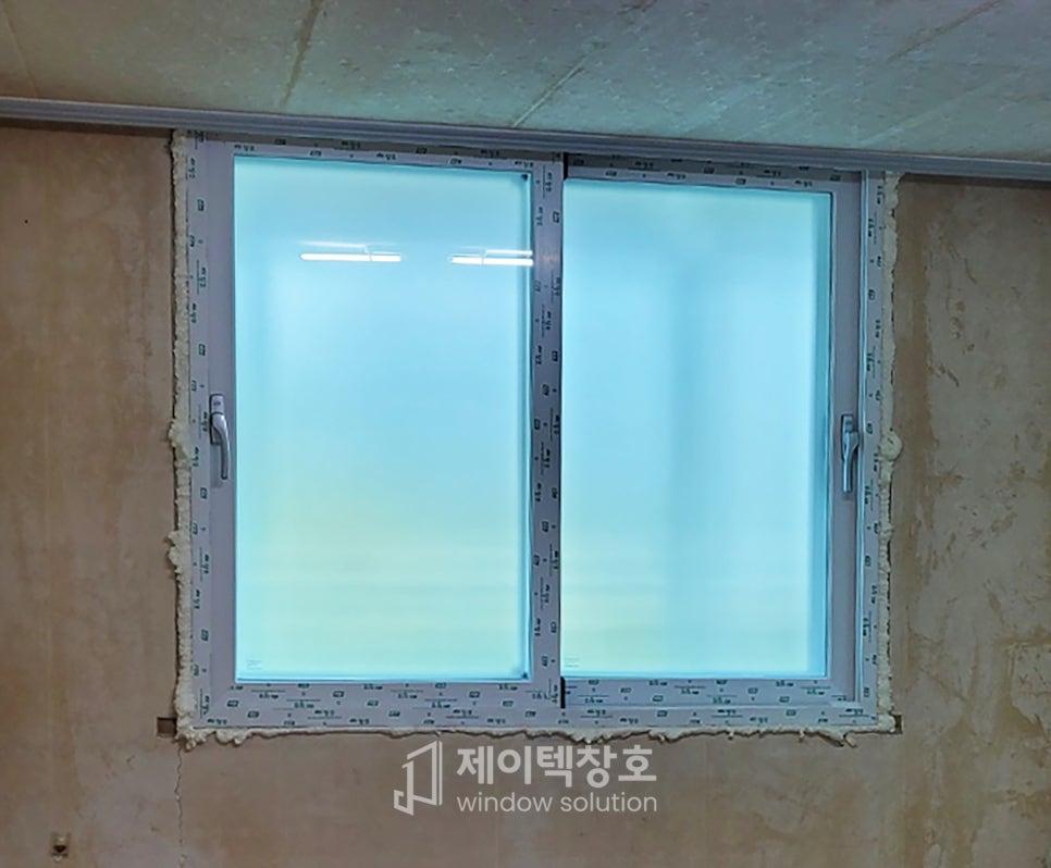 벽면 마감 전 창호 테두리 설치 상태