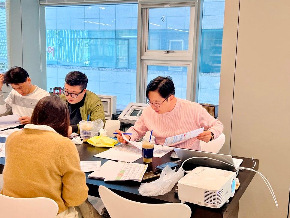 소형 도구들이 놓인 공간 전경