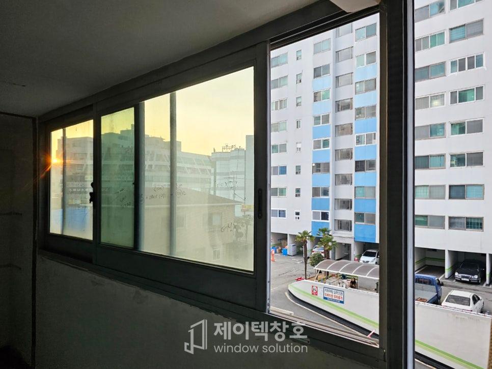 깨끗한 유리창에 담긴 도시의 모습