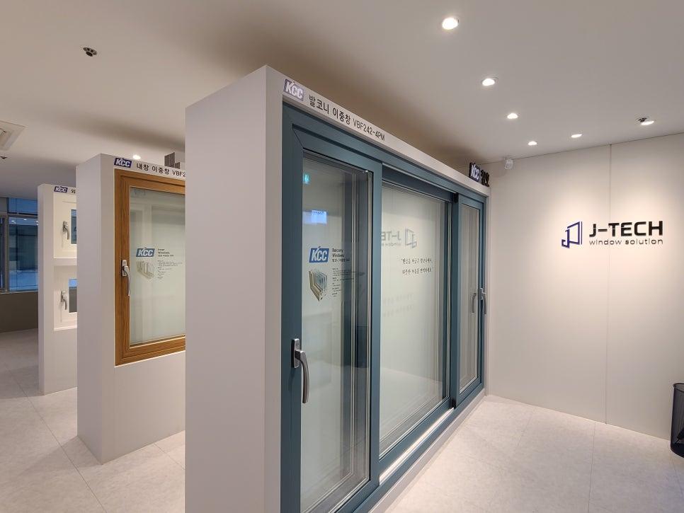 창호와 도어가 설치된 J-TECH 로고 벽면의 전시 공간