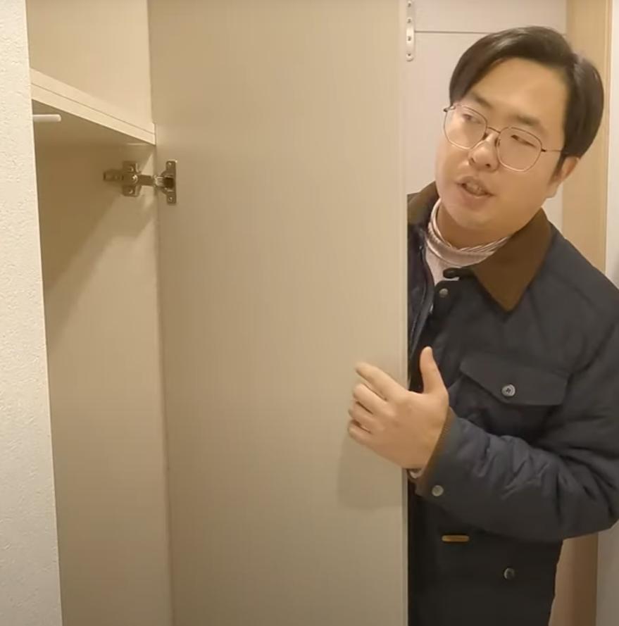 벽면을 따라 배치된 수납장 외관