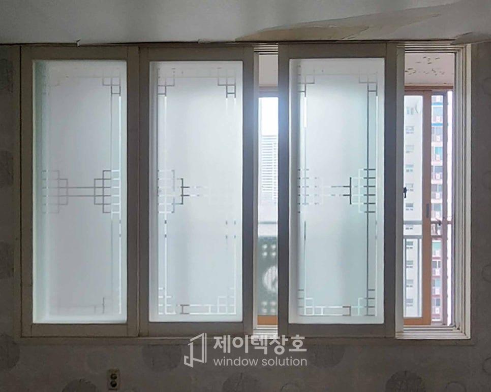 투명한 패턴 유리가 적용된 창호의 근접 모습
