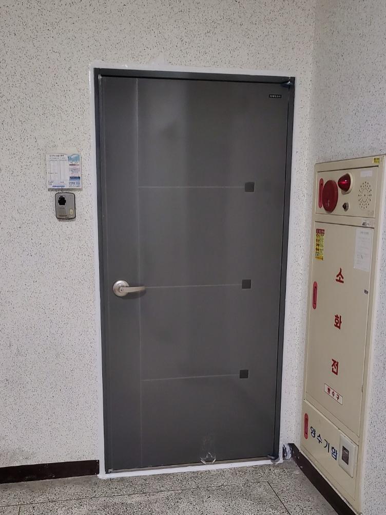 교체 중인 도어 프레임과 패널의 근접 모습
