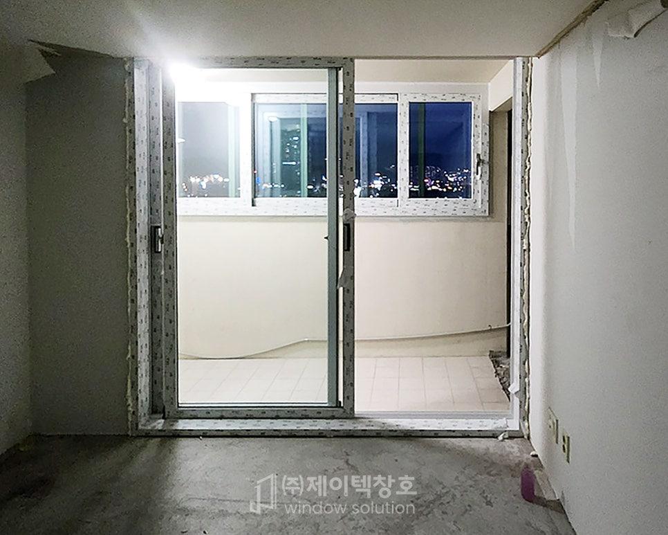 흰색 도배지 위로 깔끔하게 안착한 새 창호