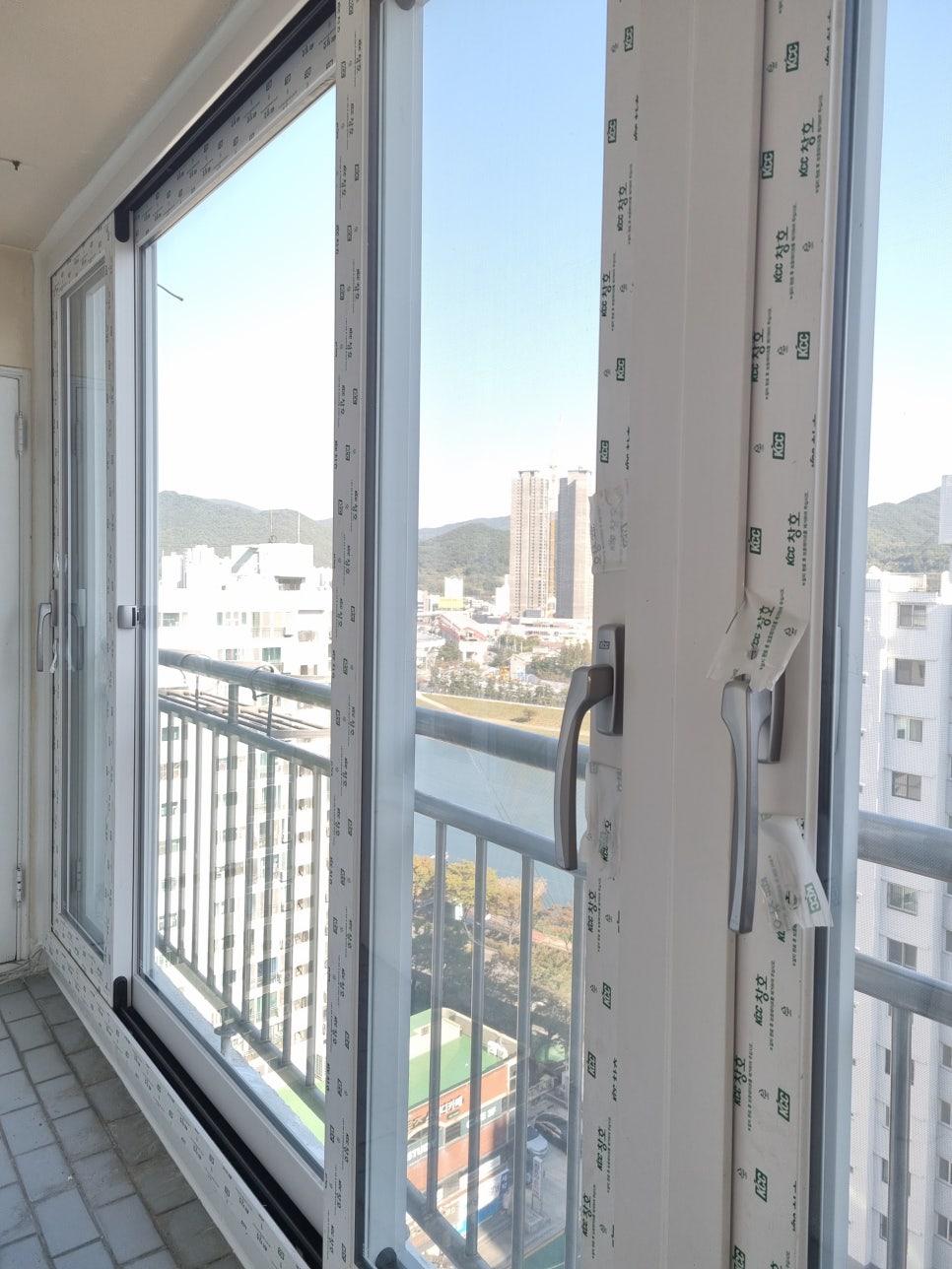창호 핸들과 프레임 마감재의 상세 모습