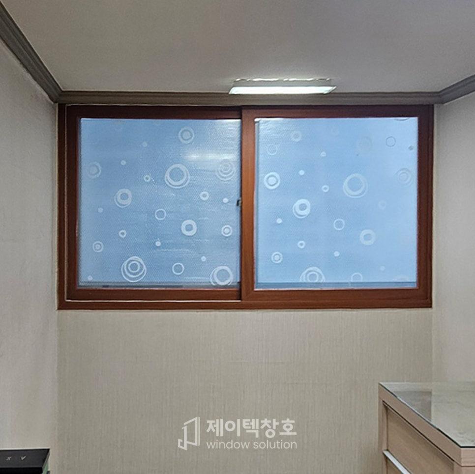 원형 패턴 필름이 부착된 목재 프레임 창호