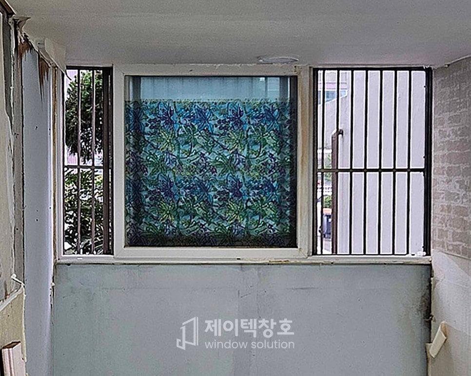 꽃무늬 유리 커튼이 설치된 실내 창호
