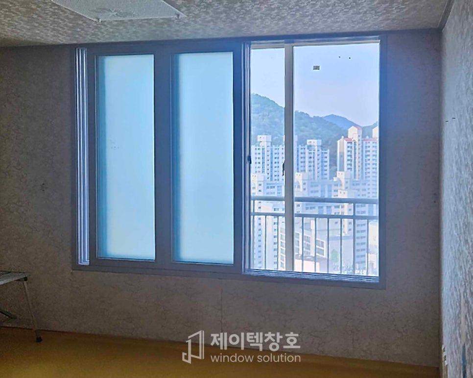 3개 패널로 구성된 창호와 목재 바닥의 조화