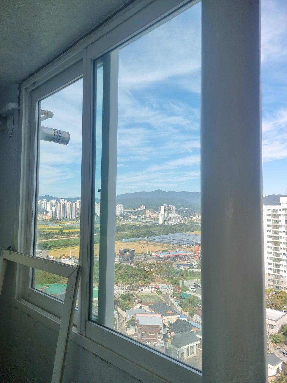 외부 풍경이 보이는 창호 프레임의 디테일