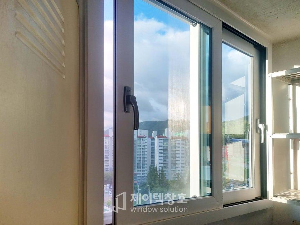 도시 풍경이 보이는 창호 유리 패널의 근접 샷