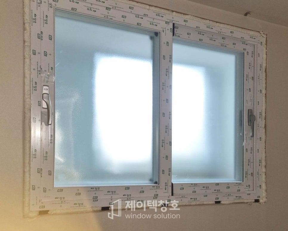 흰색 프레임과 유리 패널이 완성된 창호 근접 샷