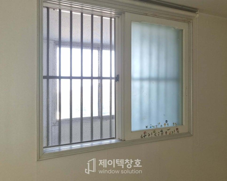금속 격자와 투명 필름이 적용된 창호와 작은 스티커