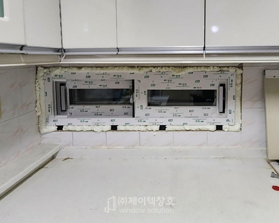 흰색 보조재와 타일이 보이는 벽면의 창호 설치 현장