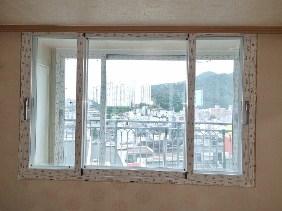 화이트 프레임으로 교체되어 다시 보이는 외부 풍경