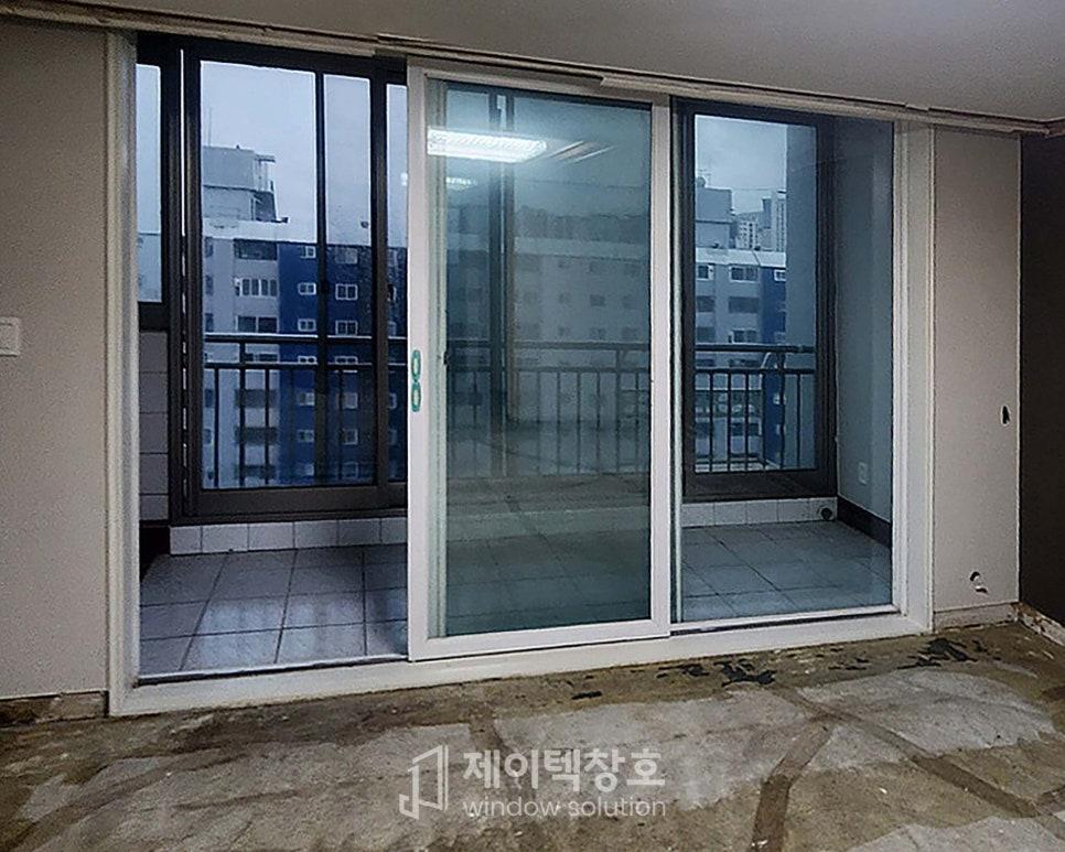 슬라이딩 유리문을 통해 바라본 발코니 난간과 외부