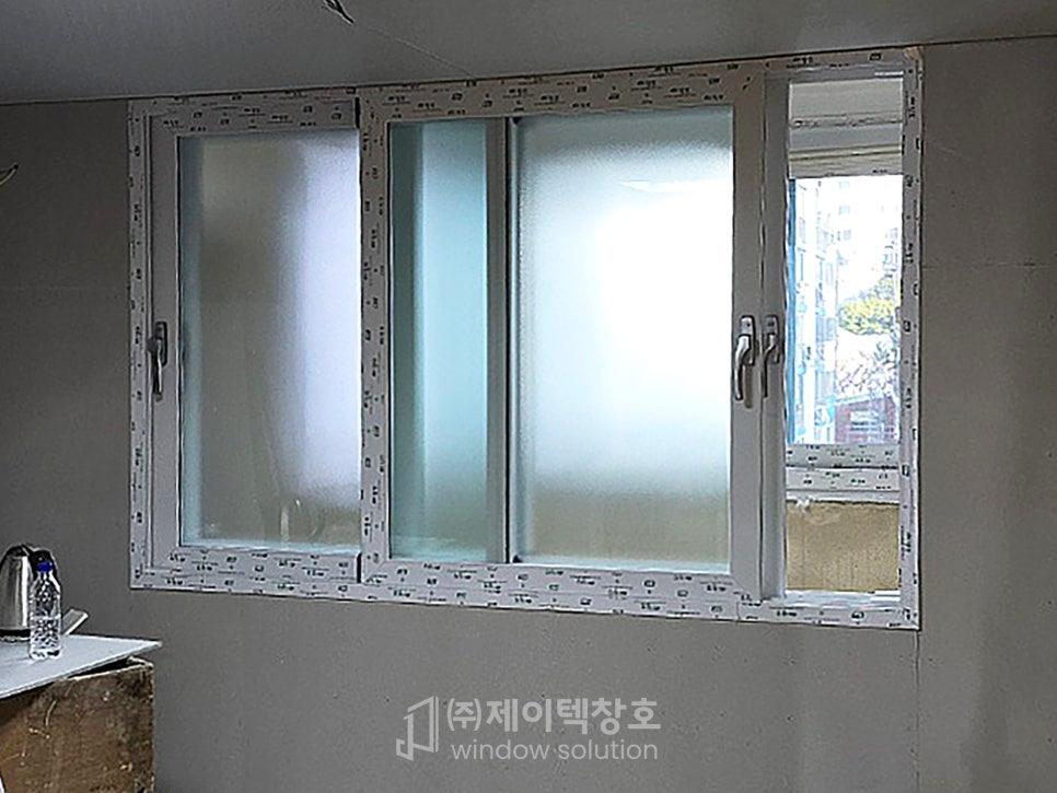 하얀 프레임이 돋보이는 깔끔한 창호 시공 모습