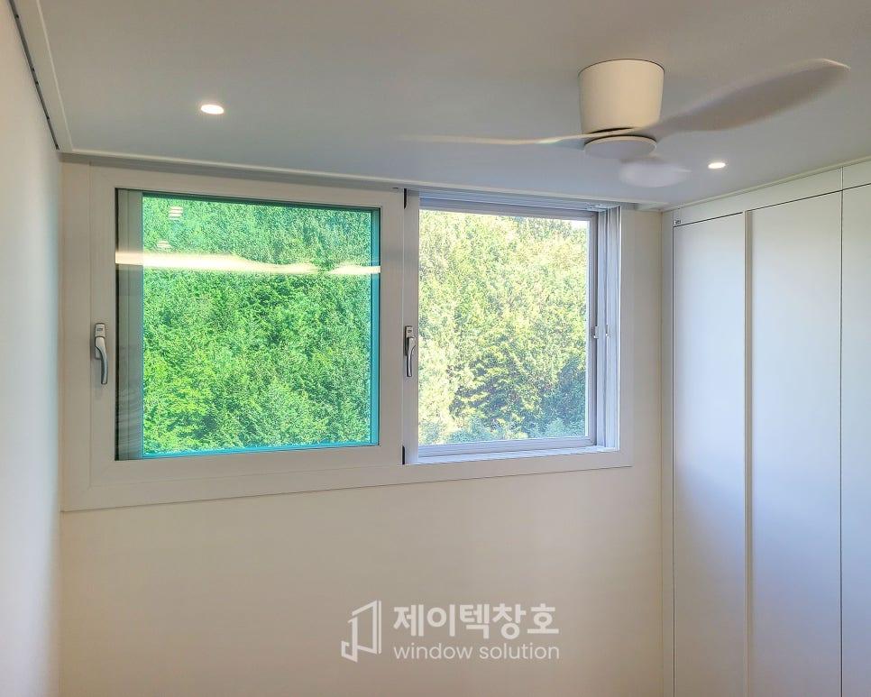 화이트 수납장과 조화를 이루는 흰색 창호