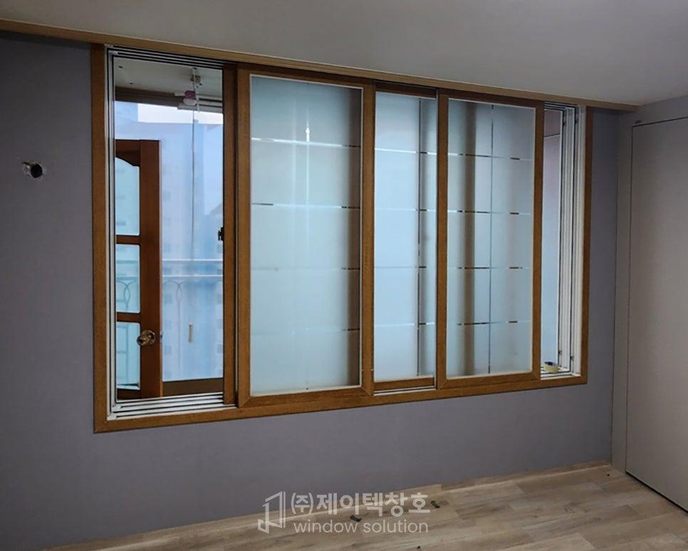 회색 벽면과 목재 프레임 창호의 조화