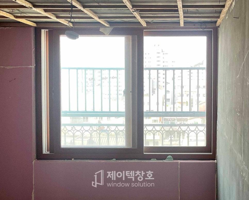 천장 구조물이 철거 중인 실내 창호 공간