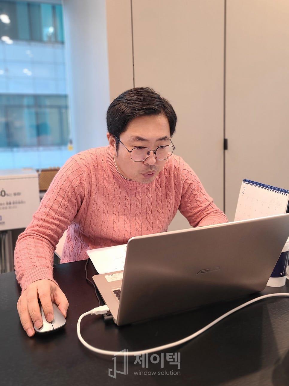 시공 현장에서 소형 도구를 사용하는 모습