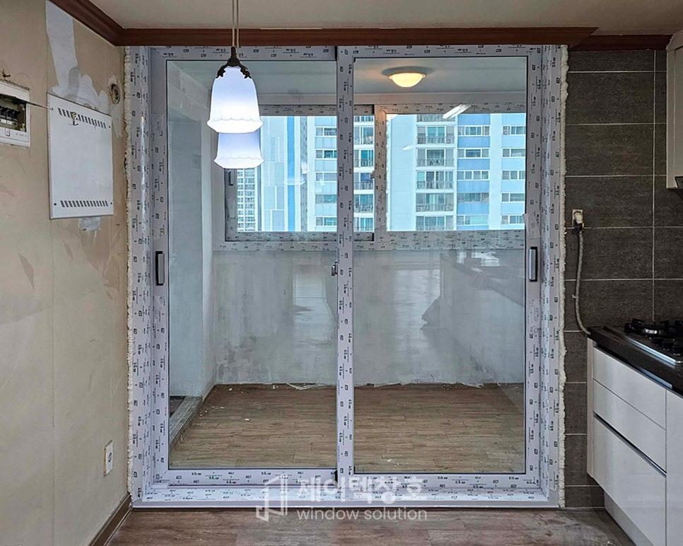 주방 타일 벽면 옆으로 설치 중인 창호와 보양재