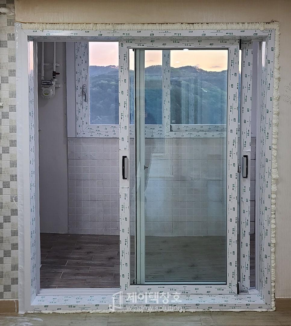 창호 구조물과 주변 벽면 및 바닥재의 접합부