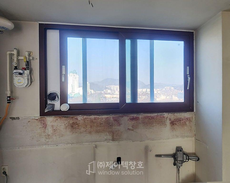 설비 라인이 보이는 벽면에 설치된 창호 프레임
