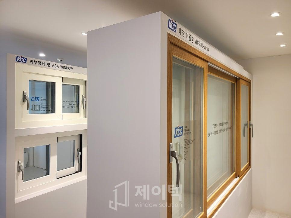 KCC 로고와 제품 정보가 표시된 창호 설치 공간