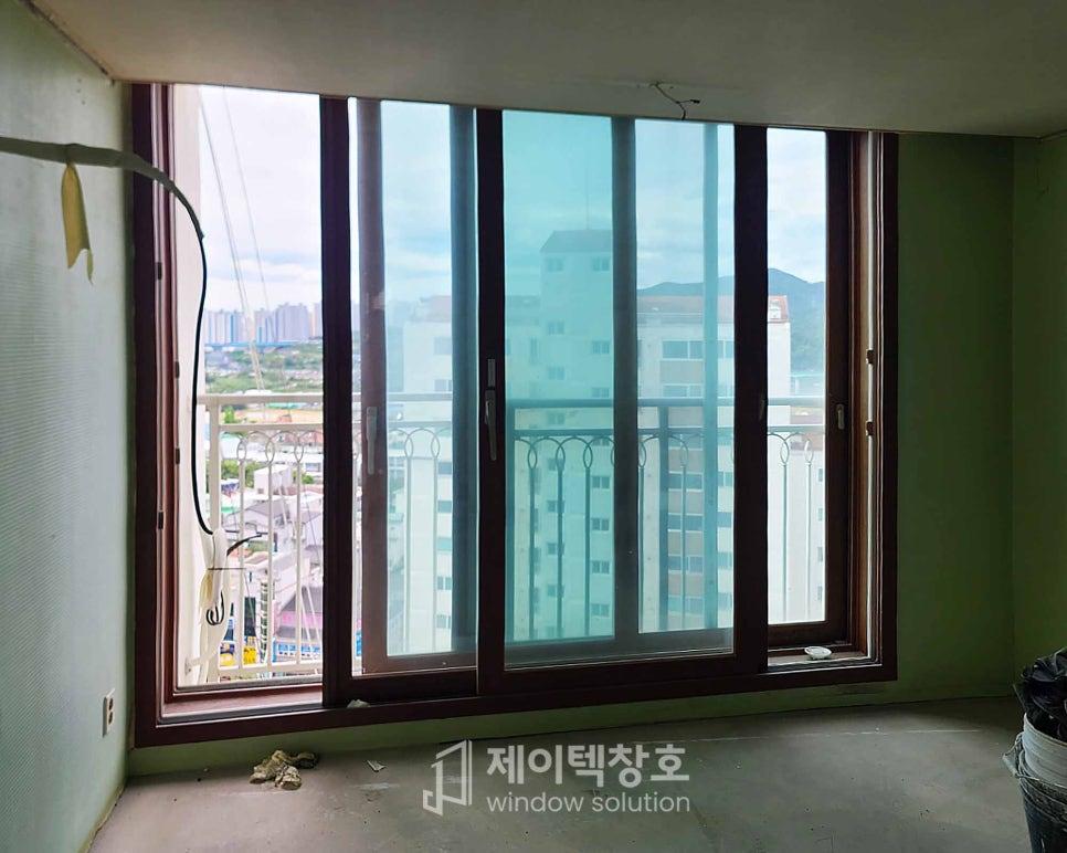 녹색 벽면과 대비되는 화이트 프레임의 설치 모습