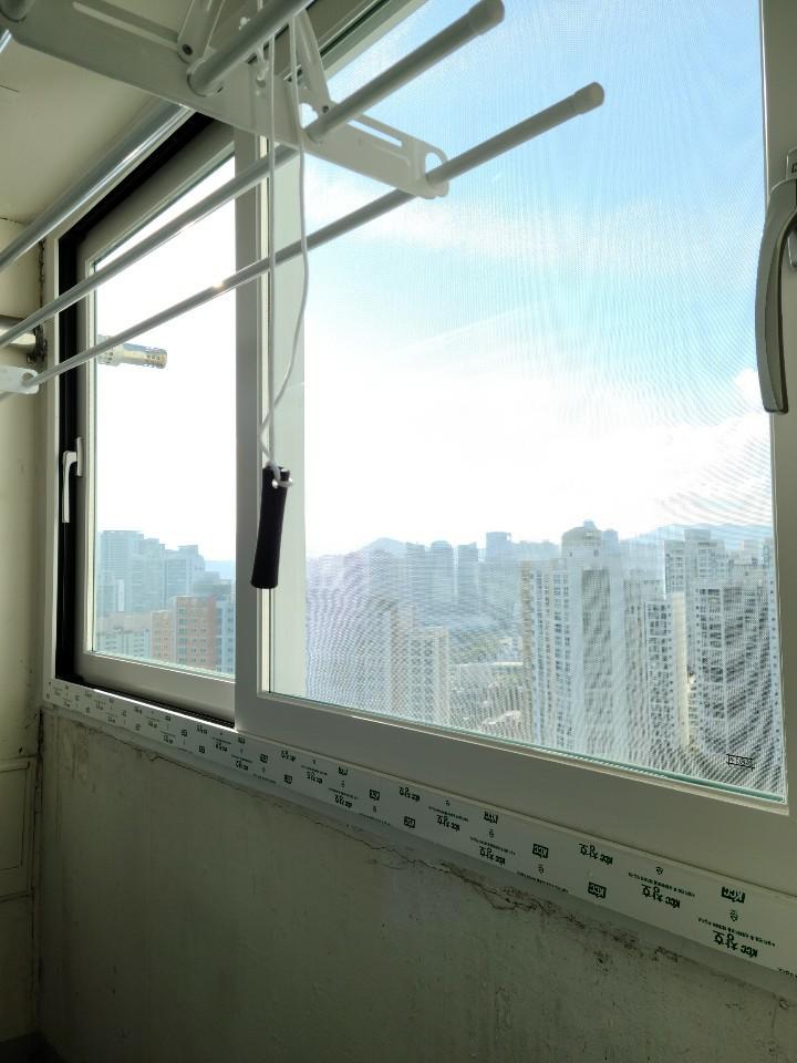 화이트 시트 마감이 돋보이는 창호 근접 사진