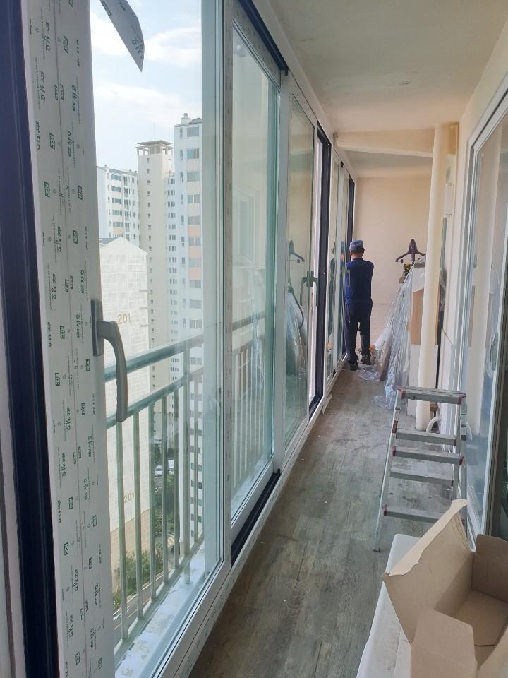흰색 도배지와 목재 바닥, 새 창호가 만난 공간