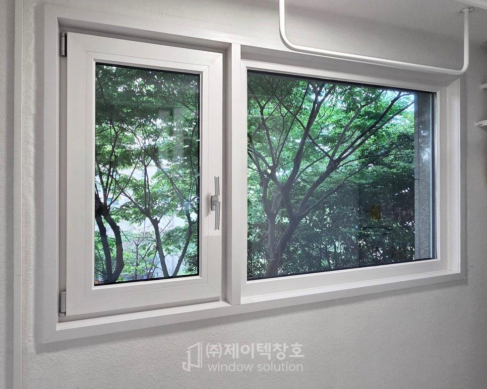 하얀 프레임이 깔끔하게 들어선 안방의 모습입니다.