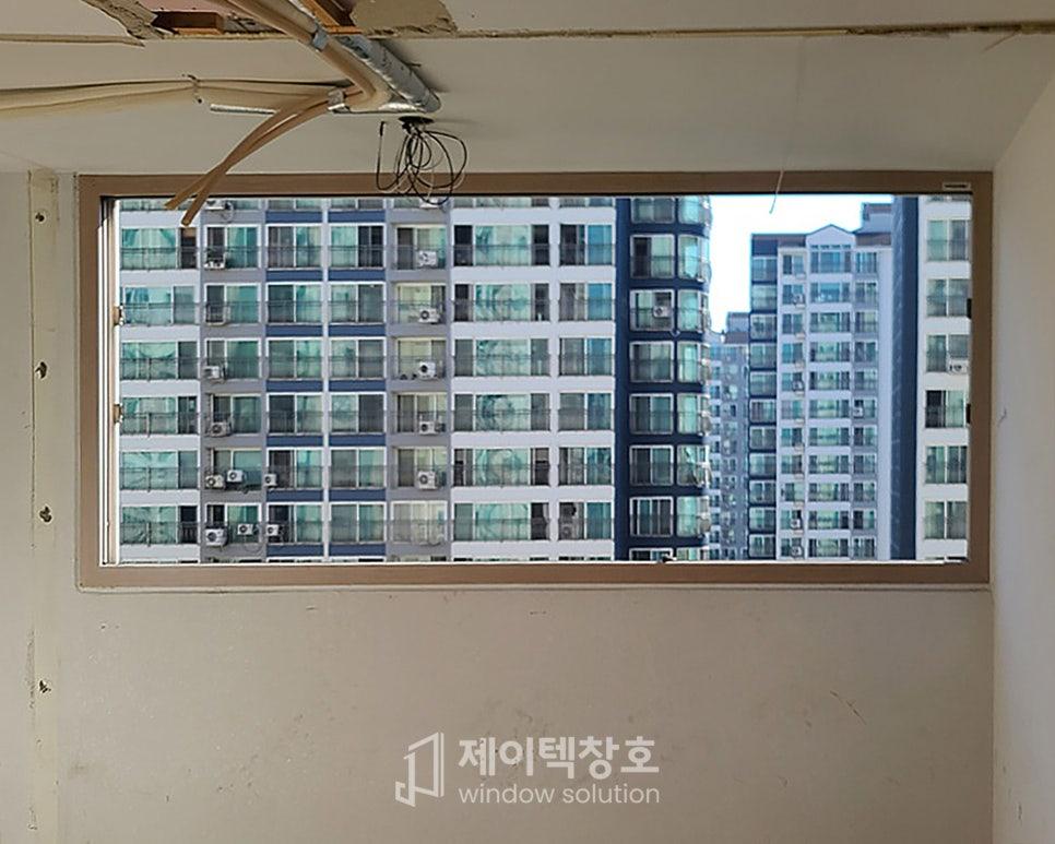 창문 테두리와 외부 아파트 건물의 접점