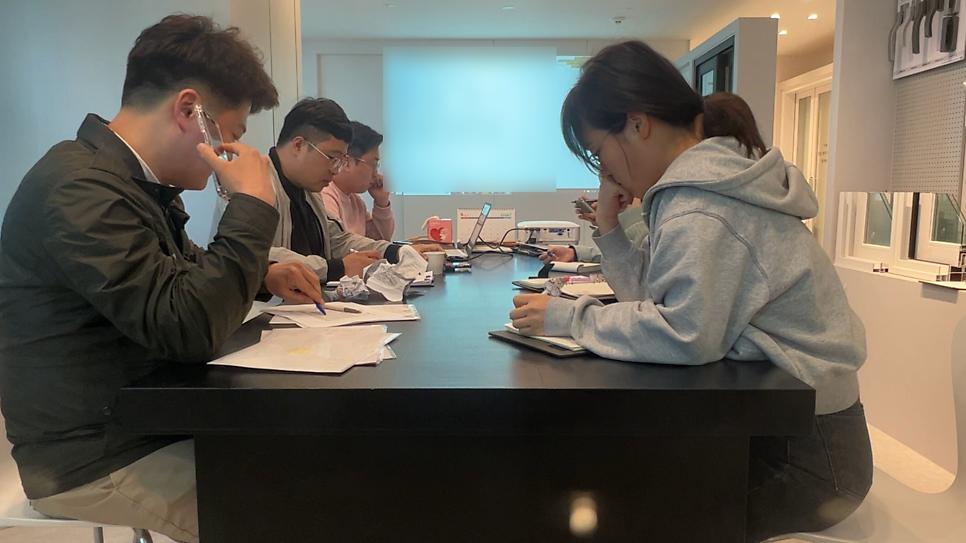 태블릿과 휴대전화가 보이는 시공 장면