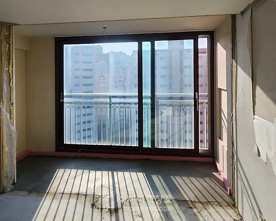 도배 전 단계에서 설치가 진행 중인 작은방 창문
