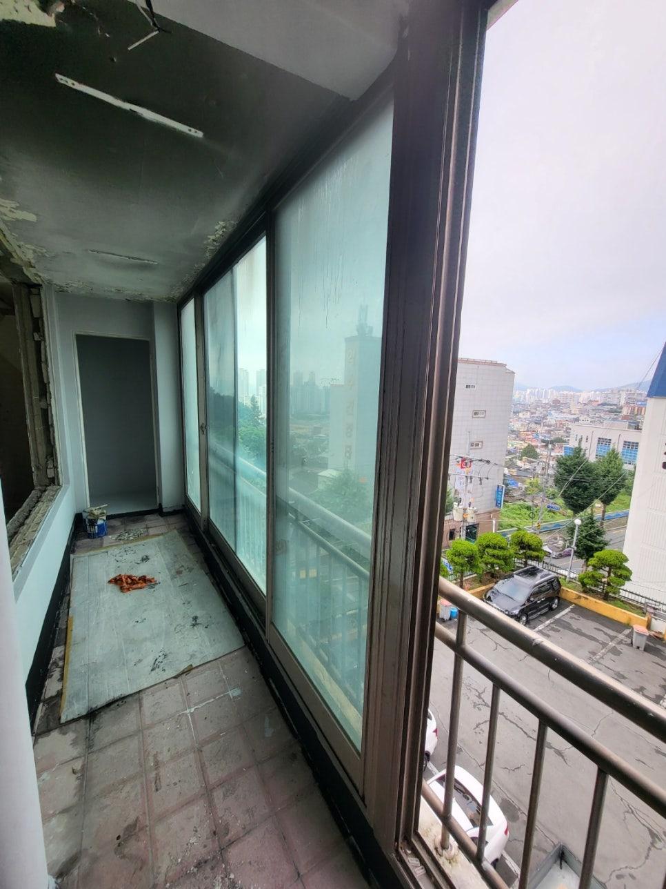 마감재가 제거된 상태의 붉은색 타일 발코니
