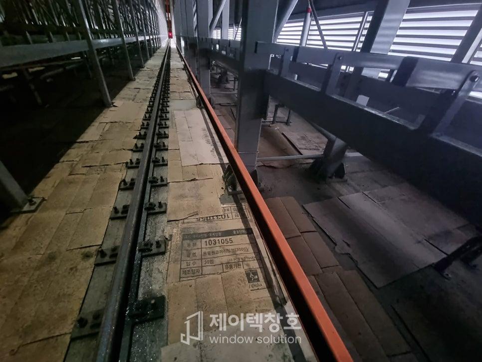 철골 구조물과 콘크리트 바닥이 드러난 철거 현장