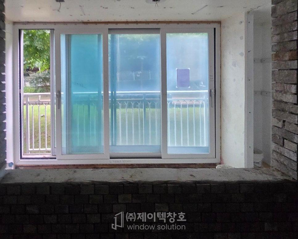 깔끔한 화이트 프레임의 슬라이딩 창호 근접샷