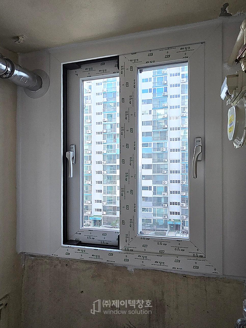 창호 손잡이와 디테일한 마감 부분